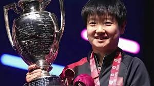 赌场里的“眯牌”仪式：为什么这种互动感会加强玩家的控制错觉？（赌场中的“眯牌”习俗：参与感为何会加剧玩家的控制错觉？）